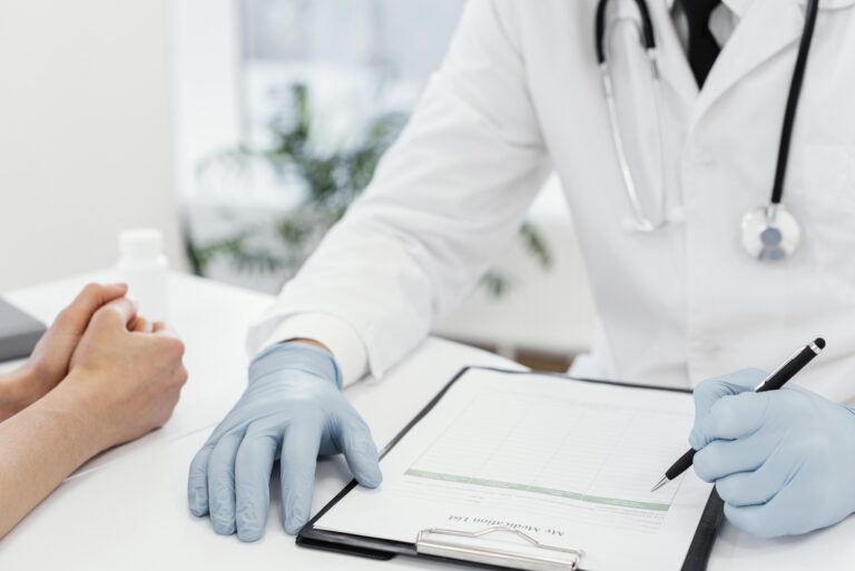 응급 피임약 처방을 위해 의료진과 상담을 진행하는 모습