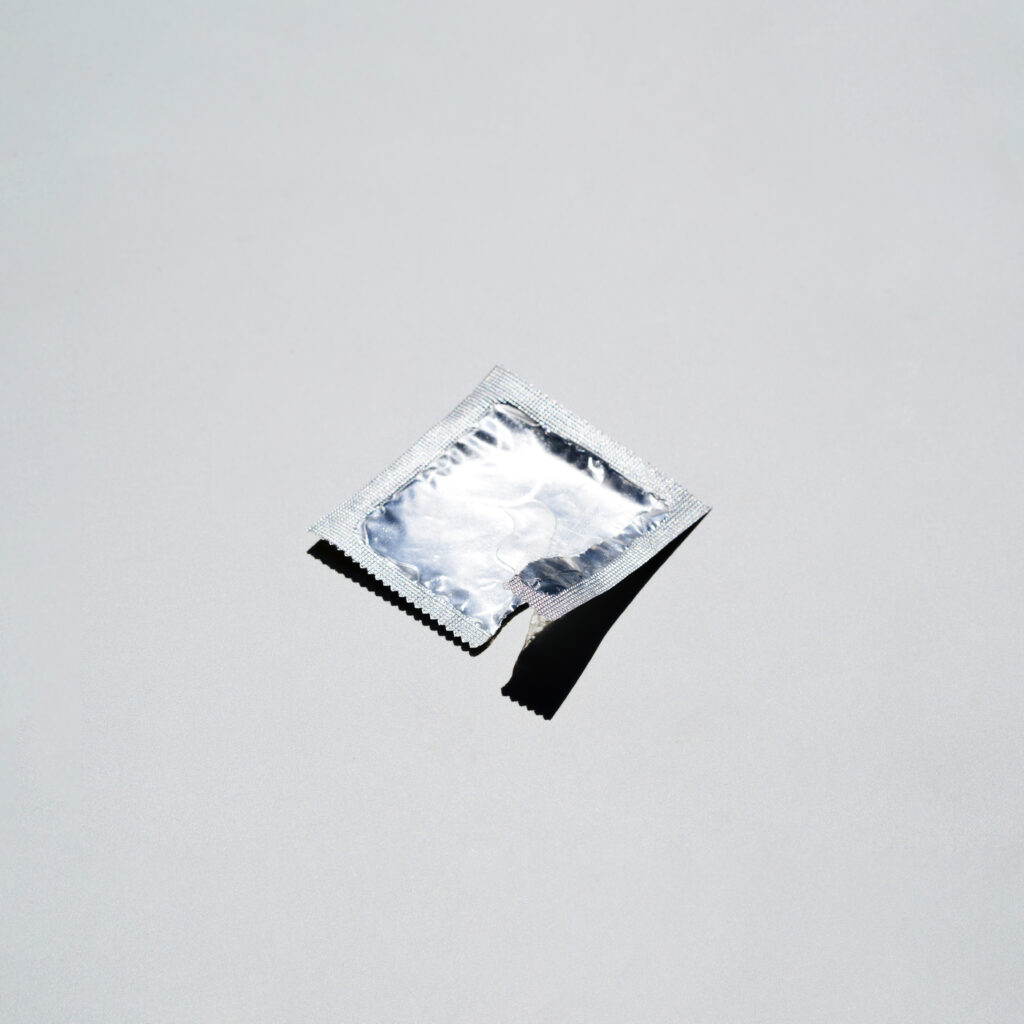 콘돔의 피임률을 설명하기 위한 콘돔 포장 이미지

