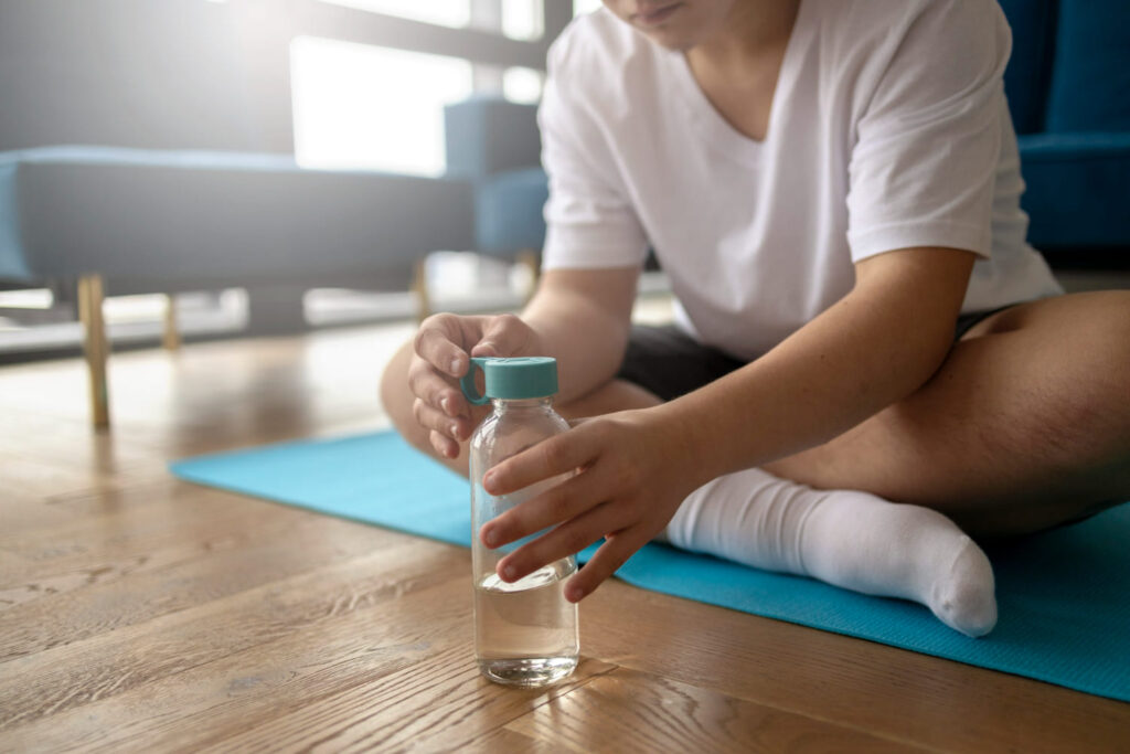 운동 전 L아르기닌 공복 섭취를 준비하는 모습