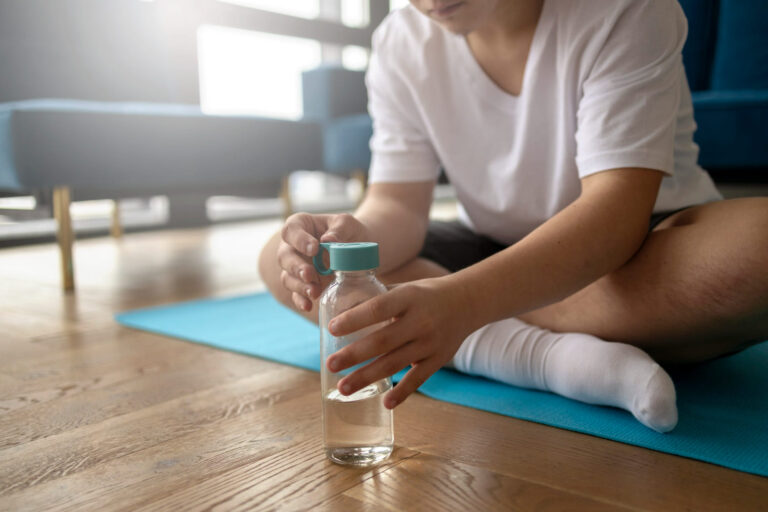 운동 전 L아르기닌 공복 섭취를 준비하는 모습