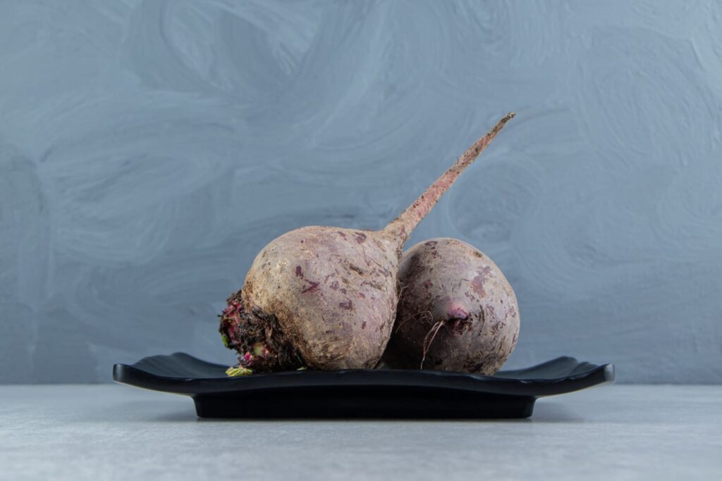 마카 vs 홍삼 비교 글에 사용된 홍삼 원물과 단면을 보여주는 이미지